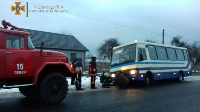 На Волині рейсовий автобус і два легковики застрягли у багнюці (фото, відео)
