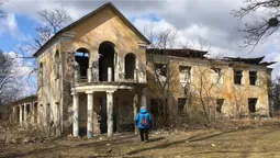 У Голобах панський маєток перетворили на сміттєзвалище із матюками на стінах