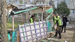 Муніципали розібрали  «самовільну» бесідку біля будинку у Луцьку (фото)