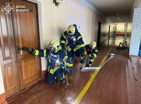 У закладі освіти в Ковелі працювали пожежники і медики: що сталося (фото)