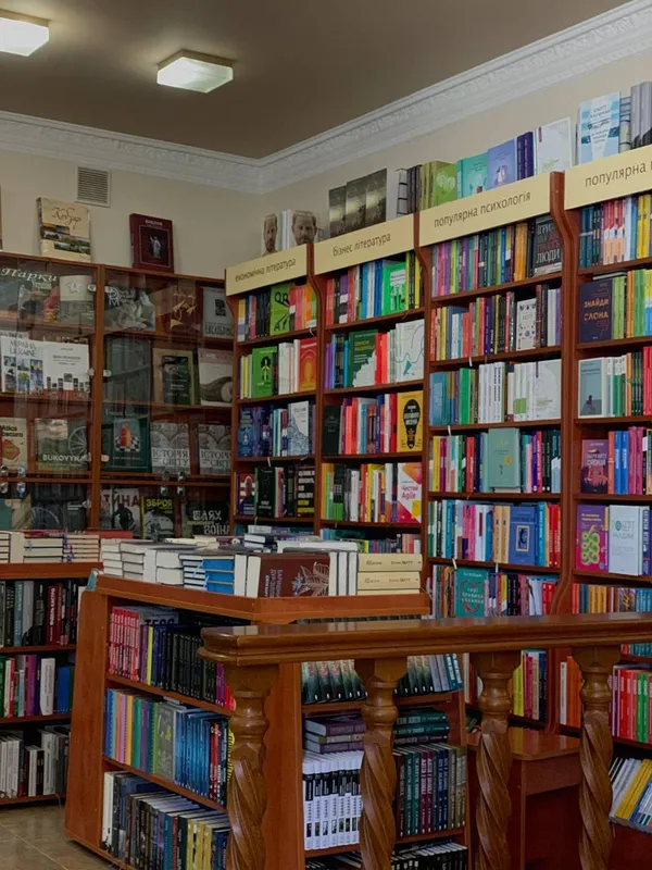 Чи є в книгарнях Луцька книжки російською мовою (фото)