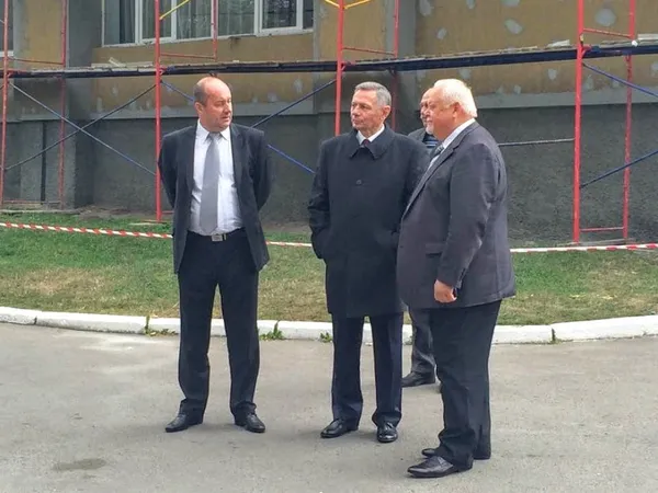 Луцькому міському голові Миколі Романюк уразом із заступником  Андрієм Кицею та директором школи Олегом Ковальчуком довелося трохи почекати гостей
