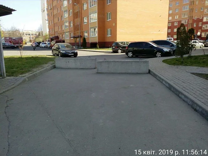 Муніципали прибрали з луцьких дворів обмежувачі руху (фото)