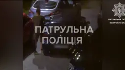 Наїхав на обмежувачі руху: лучанин здав патрульним п'яного водія (відео)