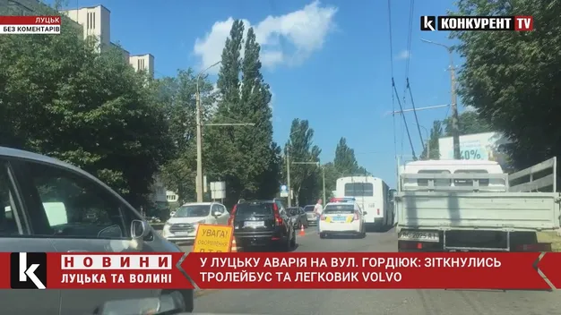 Автотроща поблизу Північного ринку: «вольво» в'їхало в тролейбус (відео)