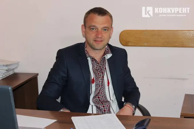 Луцькі чиновники вийшли на роботу у вишиванках (фото)
