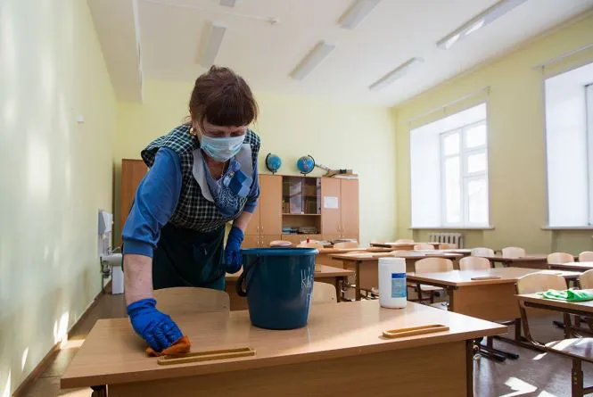 Щотижнева кількість хворих на Сovid-19 вчителів росте, – головний санлікар Волині
