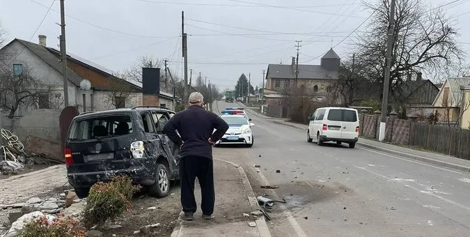 У Луцькому районі авто збило юнака на тротуарі (фото)