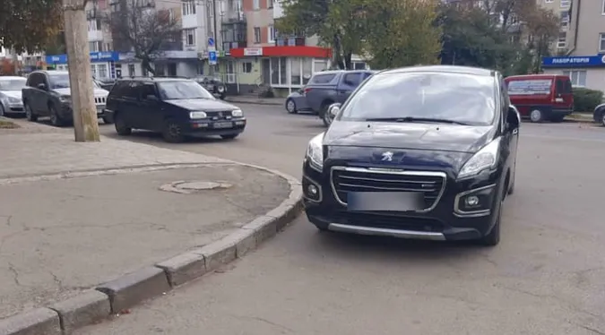 У Луцьку муніципали виписали майже 400 штрафів за неправильне паркування (фото)