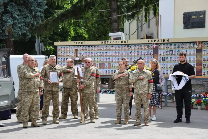 Луцьк навколішки прощався з трьома загиблими захисниками Русланом Новосадом, Владиславом Павлюком та Анатолієм Дячуком