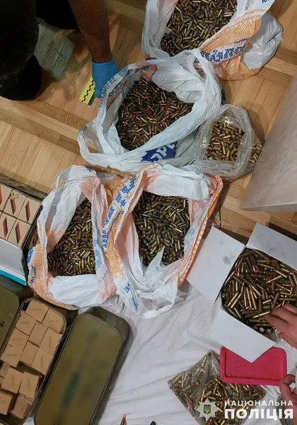 Автомати, пістолети, гранати та під 50 тисяч набоїв: на Львівщині затримали торговців зброєю (фото, відео)