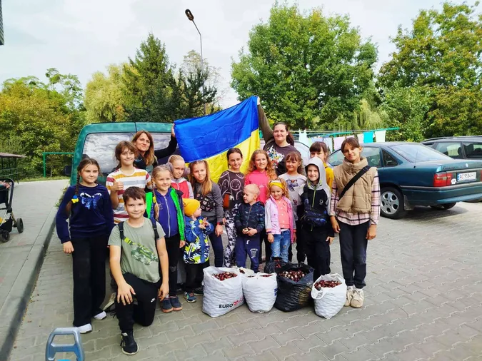 У Луцьку маленькі школярі зібрали майже 80 кілограмів каштанів для ЗСУ (фото)