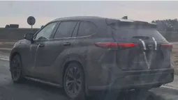 Окупанти вивозять із Білорусі викрадені в Україні автомобілі (фото)