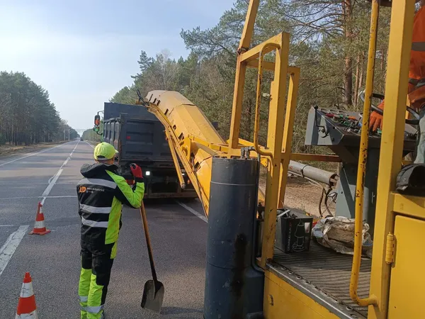 На Волині ремонтують дороги: за тиждень «залатали» тисячі квадратів ям (фото)