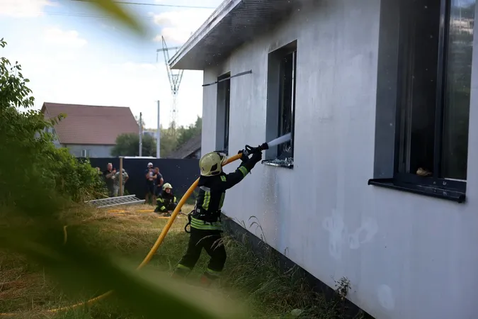 Біля Луцька горів будинок: чоловік отримав опіки й отруївся чадним газом (фото)