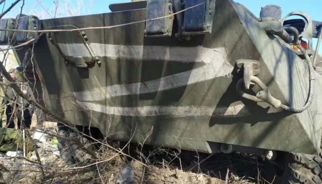 Українські захисники захопили ворожий БТР, в якому були крадені ноутбуки та гроші