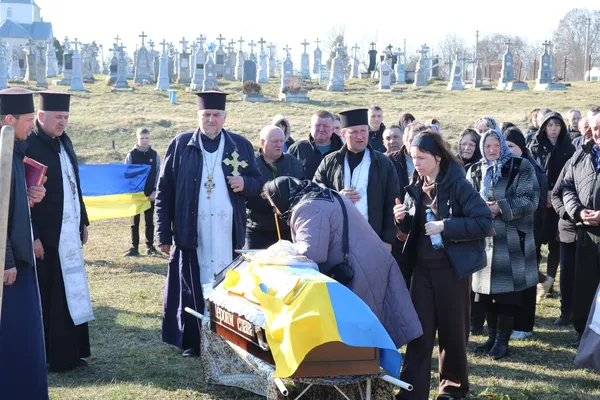 Загинув на Курщині: Волинь провела в останню дорогу воїна Андрія Мацерука (фото)
