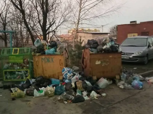 У МЖК відремонтували автомобіль і почали вивозити сміття