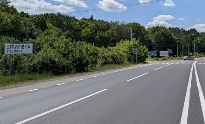 Рух частково обмежать: поблизу Луцька ремонтують 30-метрову трубу на трасі Н-22
