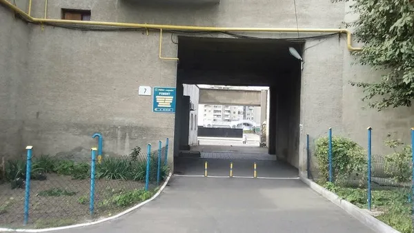 Муніципали Луцька демонтують самовільні шлагбауми та обмежувачі руху у дворах