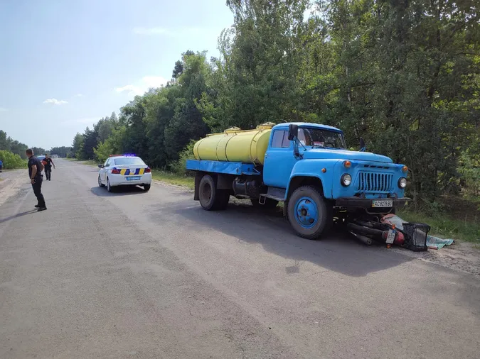 Жінку затисло між колесами вантажівки: розповіли деталі аварії на Любешівщині (фото)