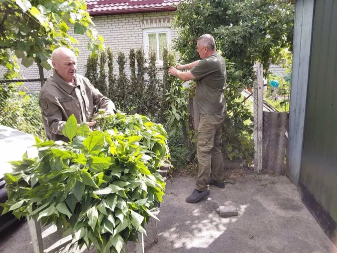 🐾 Як у волинському нацпарку заготовляють смаколики для тварин на зиму (фото)