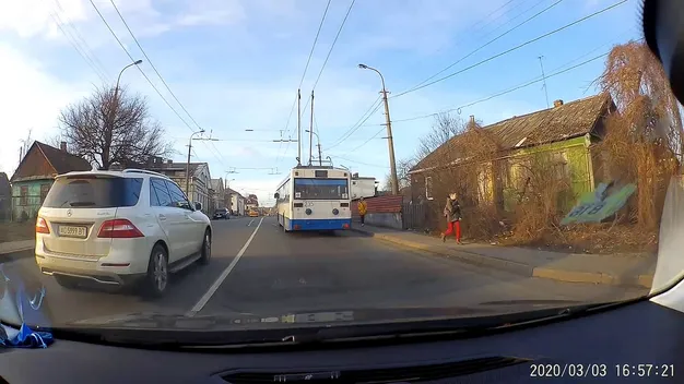 Майже лоб у лоб з маршруткою: як у Луцьку «мерседес» обганяв тролейбус (відео)
