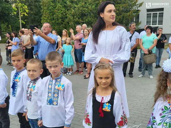 1 вересня у луцькому ліцеї №10: лінійка для першачків та випускників (фото)