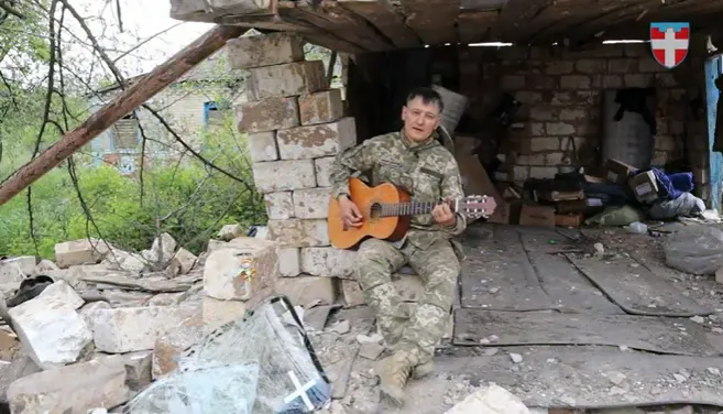 Волинський тероборонівець між виходами «на нуль» заспівав для мам власну пісню (відео)