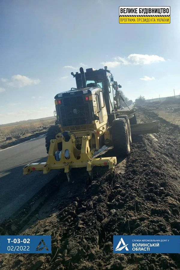 Між Положевим і Любомлем: на найдовшому автошляху Волині облаштовують узбіччя (фото)