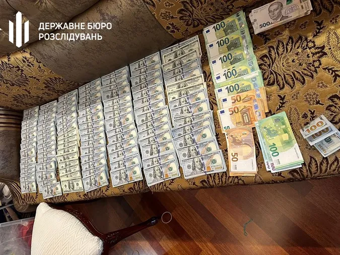 У ліжку з мільйонами: на Хмельниччині викрили багатіїв-посадовців (фото, відео)