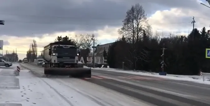 На боротьбу зі «сніговою кашею» на Волині кинули 55 спецмашин (відео)