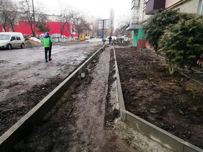 На Молоді та Соборності в Луцьку почали ремонтувати двори (фото)