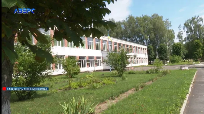 Батьки учнів ліцею в селі на Волині б'ють на сполох через укриття-довгобуд (відео)