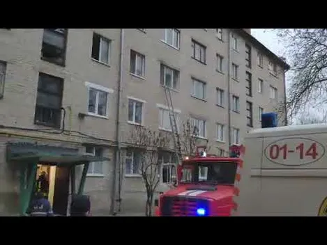 У Луцьку – пожежа в багатоповерхівці: є постраждалі (фото, відео)