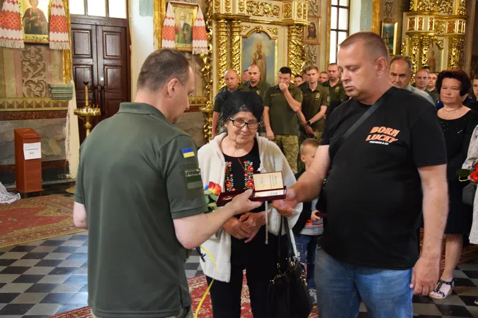 У Луцьку ордени загиблих прикордонників передали їхнім рідним (фото)