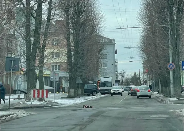 У центрі Луцька комунальники перегородили дорогу: ремонтують люки (фото)