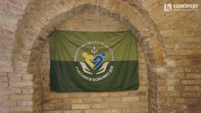 Біль та сила: у луцькому підземеллі показали картини і фото ветеранів (фоторепортаж)