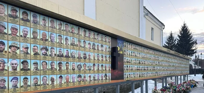 У центрі Луцька після розширення меморіалу додадуть нові фото полеглих військових