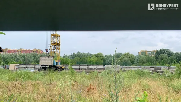 На території будівльний кран