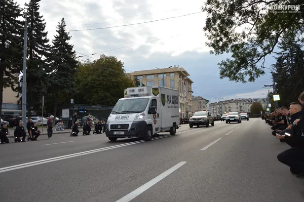 У Луцьку поліцейські на колінах зустріли кортеж із загиблим полковником Олександром Никитюком (фото)