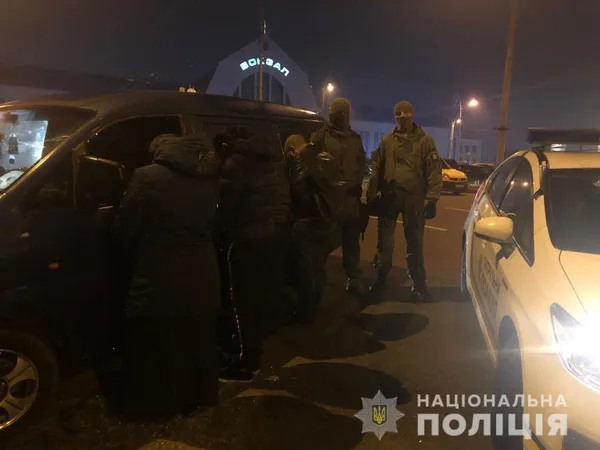 Злочинна банда утримувала в рабстві майже сто людей (фото, відео)