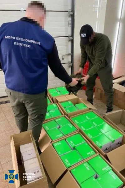 Бронежилети, шоломи, оптичні пристрої: захисникам передали конфісковану військову амуніцію (фото)