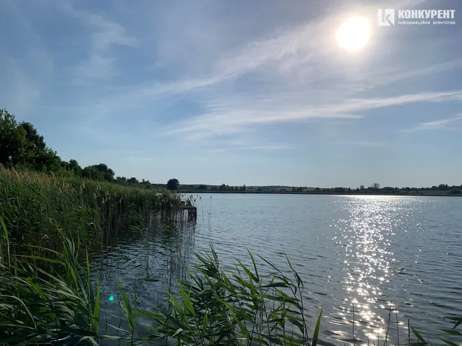 За 30 км від Луцька заховалось мальовниче озеро для тихого відпочинку та риболовлі (фото)