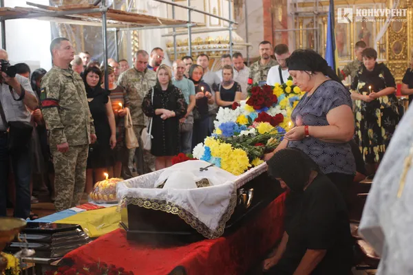 Плакали навіть чоловіки: Луцьк провів у останню путь воїна Михайла Дарчича (фото, відео)
