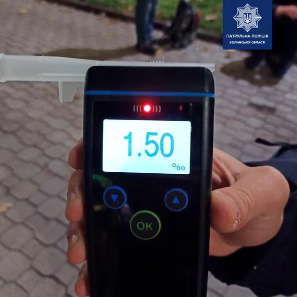 У Луцьку працівник автомийки влетів у стовп на автівці клієнта (фото)