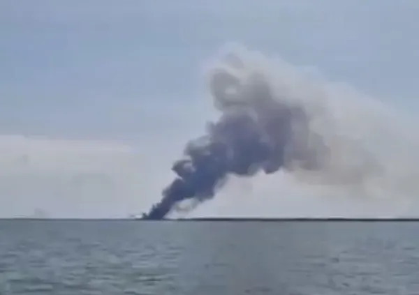 У Севастопольську бухту зайшов обсмалений російський військовий корабель (фото, відео)