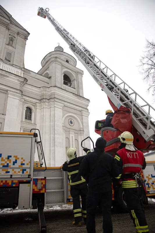 Три пожежні машини та 26 рятувальників: у костелі Петра і Павла в Луцьку працювали вогнеборці (фото)