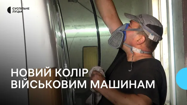 Автомайстер на Волині безплатно фарбує машини військових (відео)