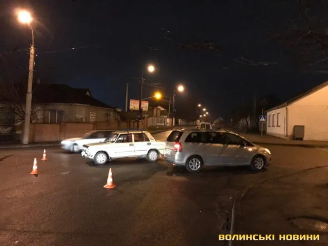 У Луцьку – аварія на перехресті: не розминулися ВАЗ і Opel (фото)